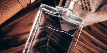 香水怎麼噴才能持香？怎麼噴才不會太濃？正確香水使用方法看這篇